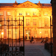 Ik begrijp die twee oude dames wel hoor, geluiden van fascinatie voor het geduld en hoeveelheid energie die Georgie Russel (1974) in haar werk steekt. Met een mesje snijdt ze foto’s, papier, [&hellip;]