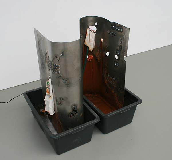 Olga Balema - How It feels I & II - elk 101x47x80cm Plastic box, staal, slang, waterpomp en textiel