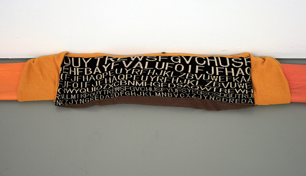 Olga Balema - Long Arms with Letter Sweater - 8x18x430cm Latex en textiel (detail)