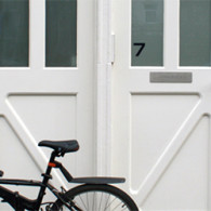 Een consistent oeuvre opbouwen en toch met ieder werk totaal nieuwe dingen laten zien. Of beter gezegd, ieder werk representeerd een totaal nieuwe wereld terwijl het toch zeer duidelijk bij de andere [&hellip;]