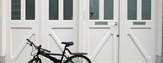 Een consistent oeuvre opbouwen en toch met ieder werk totaal nieuwe dingen laten zien. Of beter gezegd, ieder werk representeerd een totaal nieuwe wereld terwijl het toch zeer duidelijk bij de andere [&hellip;]