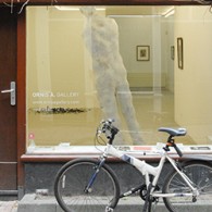 Wat mij raakt bij het werk van Hans Lemmen (1969) zou ik zo niet kunnen benoemen. Hoofdzakelijk maakt hij tekeningen van bescheiden formaat. Het papier is geprepareerd en wat viezig gemaakt, vervolgens [&hellip;]