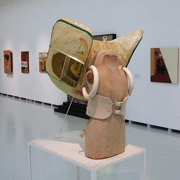 Panamarenko - Mock Up - Kunststof, motor, aluminium, vilt met paspop en tafel