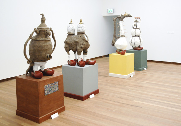 Patrick van Caeckenbergh - Diverse sculpturen - Ongebakken beschilderde klei en hout