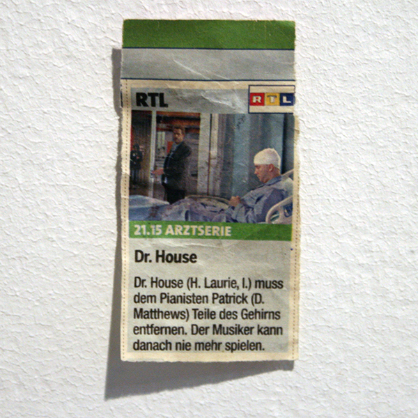 Peter Feiler - Dr Weishaupt muss dem Patienten Goliath Teile des Gehims entfermen, Der Demokrat kann danach nie mehr wahlen - 7x3cm & 86x42cm Krant & acrylverf op papier (detail)