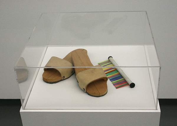 Piero Gilardi - Sandalen en kam - Mixed media