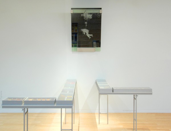 Pieter Laurens Mol - The Total Amount - Dubbel glas laminaat met doorzichtige cibachrome, talen structuren met daarin kartonnen pigmentdoosjes, 2003-2004