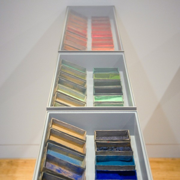 Pieter Laurens Mol - The Total Amount - Dubbel glas laminaat met doorzichtige cibachrome, talen structuren met daarin kartonnen pigmentdoosjes, 2003-2004 (detail)