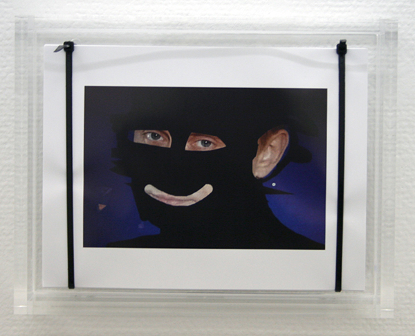 Pieterjan Ginckels - Vladimir Gangsta - 22x28x6cm 250 Offset prints, kabelbinders en plexiglas