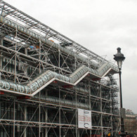 Wie naar het Louvre gaat (de oude klassiekers tot de minder oude klassiekers), vervolgens het d’Orsay (de klassiekers tot ongeveer de impressionisten en post-impressionisten) bezoekt, dan moet die de tijdlijn [&hellip;]