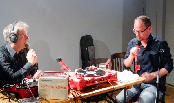 Radio Neverno, Moritz Ebinger en Hans Kuiper (Rune Peitersen)