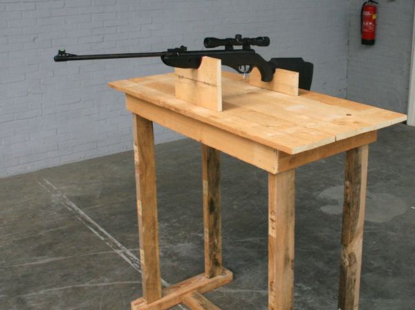 Remy Habets - Encountering my friends at the fairground - Plastick, hout, polyurethane en geweer_2 Remy Habets - Encountering my friends at the fairground - Plastick, hout, polyurethane en geweer