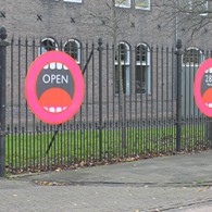 Dit weekend lijkt Amsterdam even het centrum te zijn van de kunstwereld. De Rijksakademie is een internationaal talent-ontwikkelingsplek en wil dat laten zien aan de wereld. Musea en galeries gooien eveneens [&hellip;]