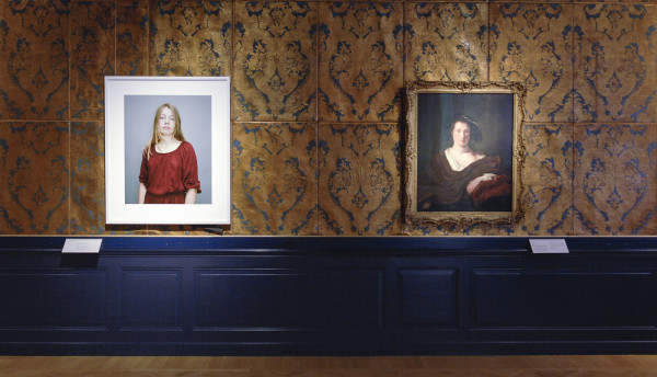 Rineke Dijkstra - Tex, Amsterdam, 2 augustus 2010 - Archival inkjetprint & Salomon de Bray - Jonge vrouw in fantasiekostuum, wellicht als de legendarische Assyrische koningin Semiramis - Olieverf