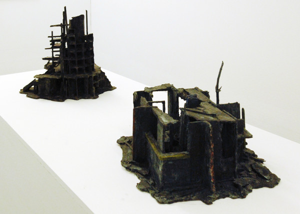 Rob Voerman - Settlement #1 - 37x29x47cm Brons en karton & ncinerator #1 - 48x46x48cm Brons en glas &