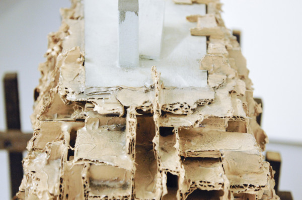 Rob Voerman - Unite d'Habitation #2 - 116x101x50cm Hout, epoxy, karton, glas en verf (detail)