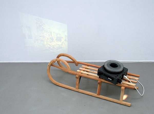 Rodney Graham - Continous Transformation of the Form of a Childs Sled into that of Another - Slee en projector met dia