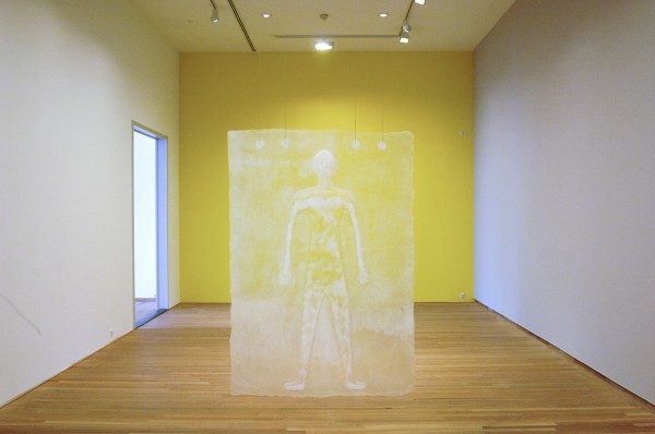 Rodrigo Hernandez - What is the Moon - instalatie bestaande uit Eye in the Air - Rijstpapier, hout en OostIndische inkt & What is the Moon - Kristalheldere Polyurethaan & Make-believe bird - Hout, olieverf, koperkabel en papier