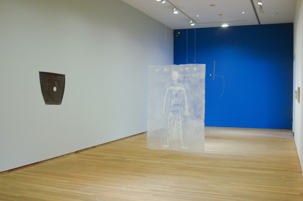 Rodrigo Hernandez - What is the Moon - instalatie bestaande uit Eye in the Air - Rijstpapier, hout en OostIndische inkt & What is the Moon - Kristalheldere Polyurethaan & Make-believe bird - Hout, olieverf, koperkabel en papier