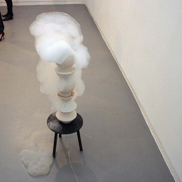 Roger Hiorns - Untitled - Keramiek, hout, compressor en schuim