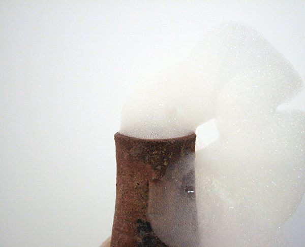 Roger Hiorns - Untitled - Keramiek, rubber, compressor en schuim (detail)