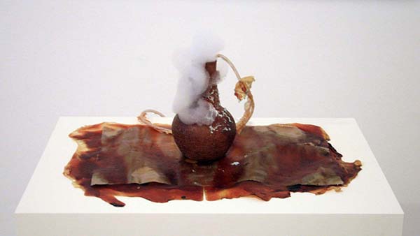 Roger Hiorns - Untitled - Keramiek, rubber, compressor en schuim