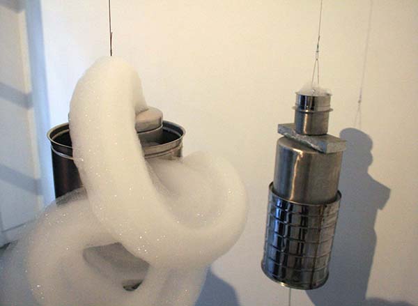 Roger Hiorns - Untitled - Roestvrij staal compressor en schuim (detail)