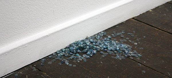 Roger Hiorns - Zonder Titel - 165 Blauwe contactlenzen