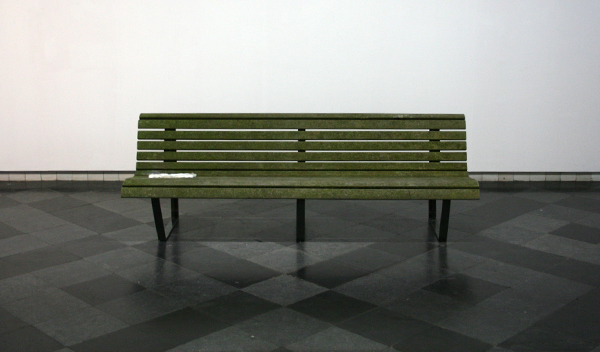 Roger Hiorns - Zonder Titel - Bankje met eventueel vuur en jongeman