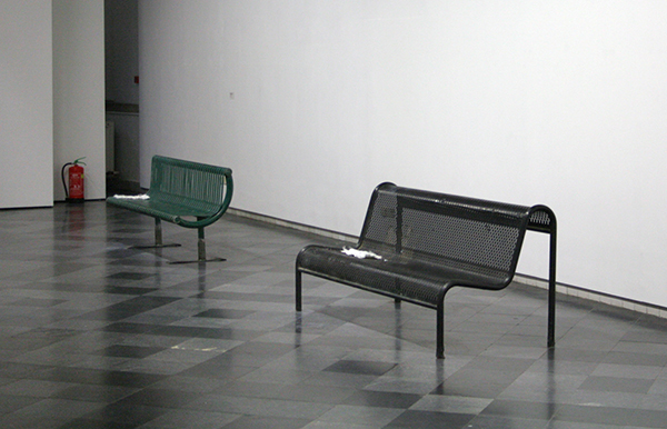 Roger Hiorns - Zonder Titel - Bankjes met eventueel vuur en jongeman