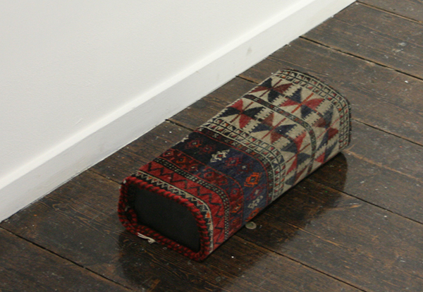 Roger Hiorns - Zonder Titel - Magneten, hout en tapijtje