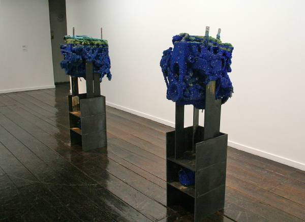 Roger Hiorns - Zonder Titel - Motor, staal kopersulfaat en of schoenen of een lamp