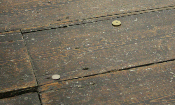 Roger Hiorns - Zonder Titel - Muntmachine - Armerikaanse munten waarbij 'God' is weggestantst en Europese munten bewerkt met hars en hersenen