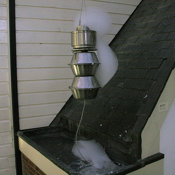 Roger Hiorns - Zonder Titel - Roestvrij staal, compressor en schuim 2011