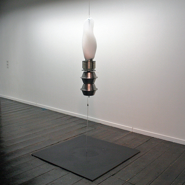 Roger Hiorns - Zonder Titel - Roestvrij staal, compressor en schuim