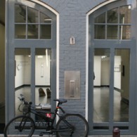 Kan een abstracte entiteit samengaan qua betekenis met een figuratieve? Zou een monochroom gelijkwaardig gesteld kunnen worden aan een werk met een grid en vervolgens ook nog met een werk [&hellip;]