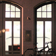 Ik schreef eerder over Jim Harris (1968) dat hij jaloersmakend raak kan schilderen. Hoe hij op ogenschijnlijk moeiteloze wijze complexe tijdelijke beelden weet vast te leggen. Het lijkt alsof hij het allemaal [&hellip;]