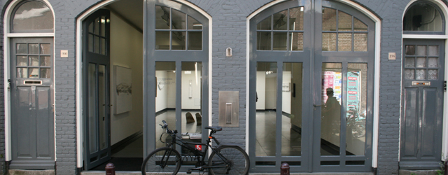 Kan een abstracte entiteit samengaan qua betekenis met een figuratieve? Zou een monochroom gelijkwaardig gesteld kunnen worden aan een werk met een grid en vervolgens ook nog met een werk [&hellip;]