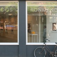 Wie bij RonMandos een rondje loopt ziet al snel dat het werk van Nick Ervinck (1981) qua beeldtaal redelijk egaal is. Zijn beeldtaal is heel continu, veel geel, organische vormen [&hellip;]