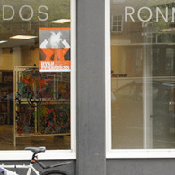 Kunst of kitsch? De vraag is begrijpelijk maar eigenlijk niet zo interessant. Het werk van Ryan McGinness (1974) wordt gemaakt door middel van zeefdrukken, laag over laag. Je kunt hem [&hellip;]