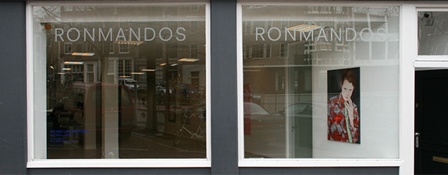 Heel even, echt heel even denk je bij de schilderijen van Katinka Lampe (1963) een geruststellend portret te zien. Het ziet er allemaal realistisch en kleurrijk uit. Maar als je [&hellip;]