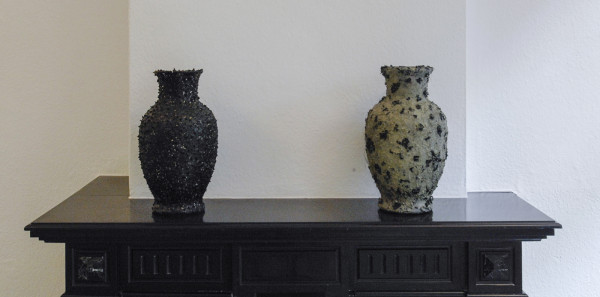 Ronald Zuurmond - Vaas #6 & #? - 40x24cm Olieverf en materiaal op vaas