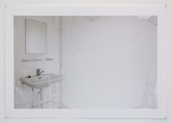 Rosa Everts - Zonder Titel (Slaapkamer)  - 29x45cm Potlood, acrylverf en papier op fotoprint op papier