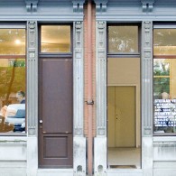 “less is more” werd opgevolgd door “less is a bore” waarmee de poëzie van het minimale vervangen werd voor ironie en eclecticisme. Inmiddels is de ironie veelal vervallen tot bijna nihilisme, [&hellip;]