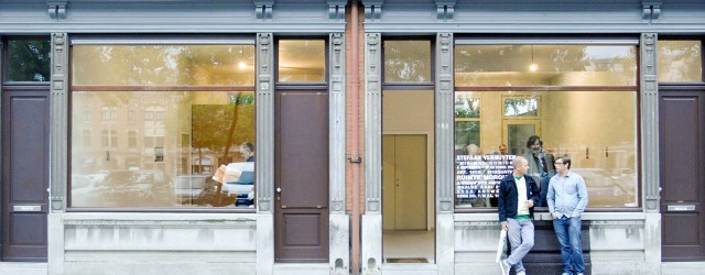 “less is more” werd opgevolgd door “less is a bore” waarmee de poëzie van het minimale vervangen werd voor ironie en eclecticisme. Inmiddels is de ironie veelal vervallen tot bijna nihilisme, [&hellip;]