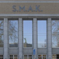 Hoe ver kun je gaan, met hoe weinig mogelijkheden? Formules, hoe droger hoe beter, zijn tevens de titels. Veel meer woorden vuil maken aan het werk van Francois Morellet (1926) [&hellip;]