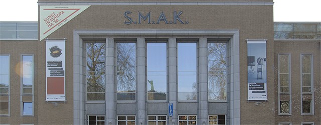 Hoe ver kun je gaan, met hoe weinig mogelijkheden? Formules, hoe droger hoe beter, zijn tevens de titels. Veel meer woorden vuil maken aan het werk van Francois Morellet (1926) [&hellip;]