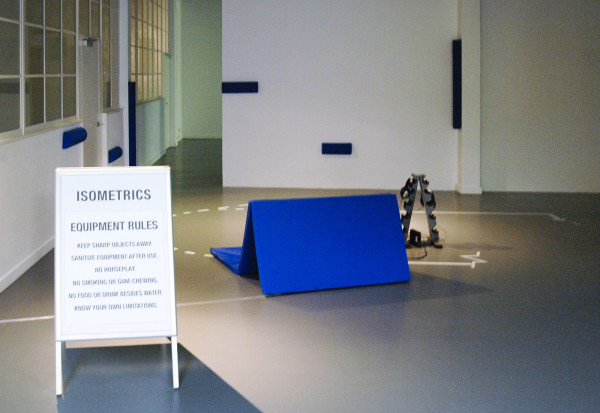 Sabrina Chou - Solid Ground - Installatie & Inertia (Isometrics; Exercise Without Moving) (16,15min) - Mixed Media & Plans (AV102) - Vinyl op vloer