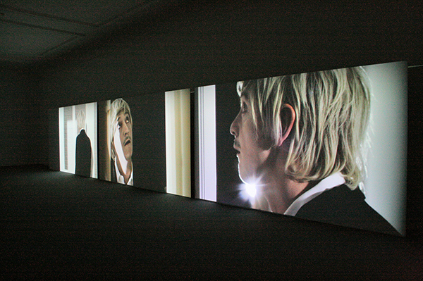 Sarah & Charles - Props for Drama, Plot Hole - 20minuten, Driekanaals HD projectie