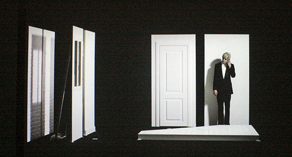 Sarah & Charles - Props for Drama, Plot Hole - 20minuten, Driekanaals HD projectie